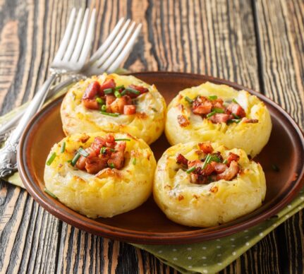 Patru cuiburi de cartofi cu brânză și bacon
