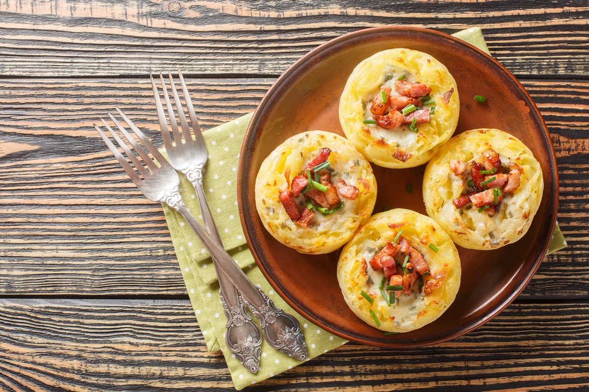 Patru cuiburi de cartofi cu brânză și bacon