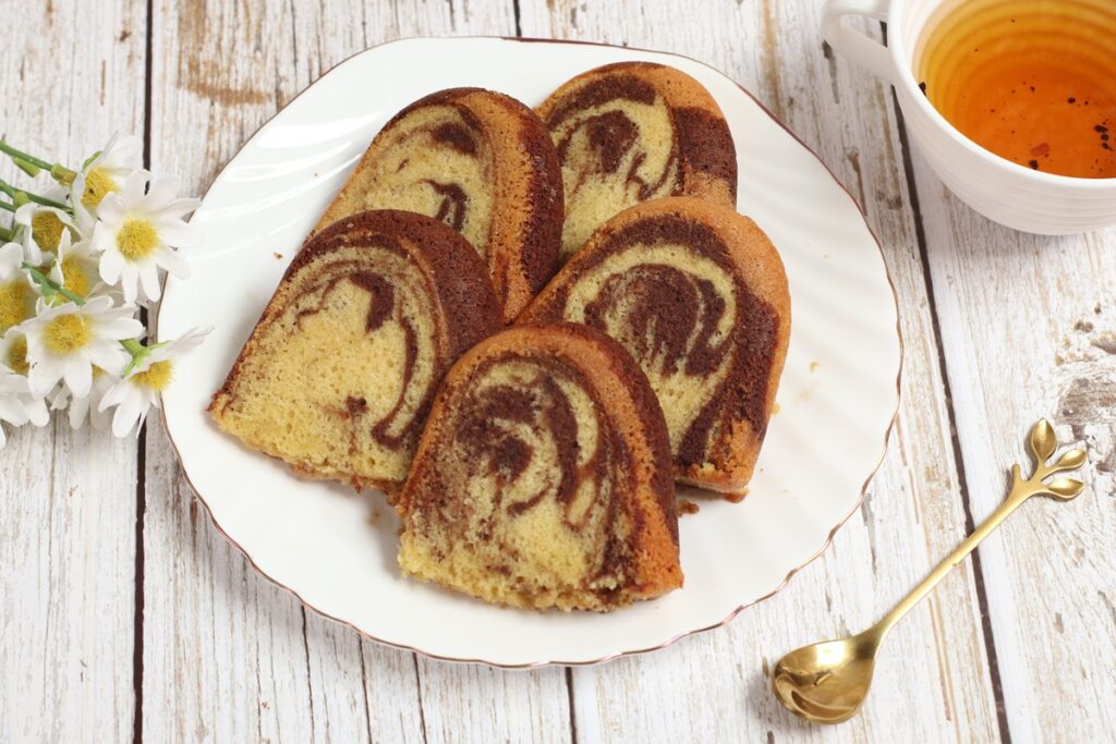 Porții de chec guguluf marmorat și aromat