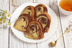 Porții de chec guguluf marmorat și aromat