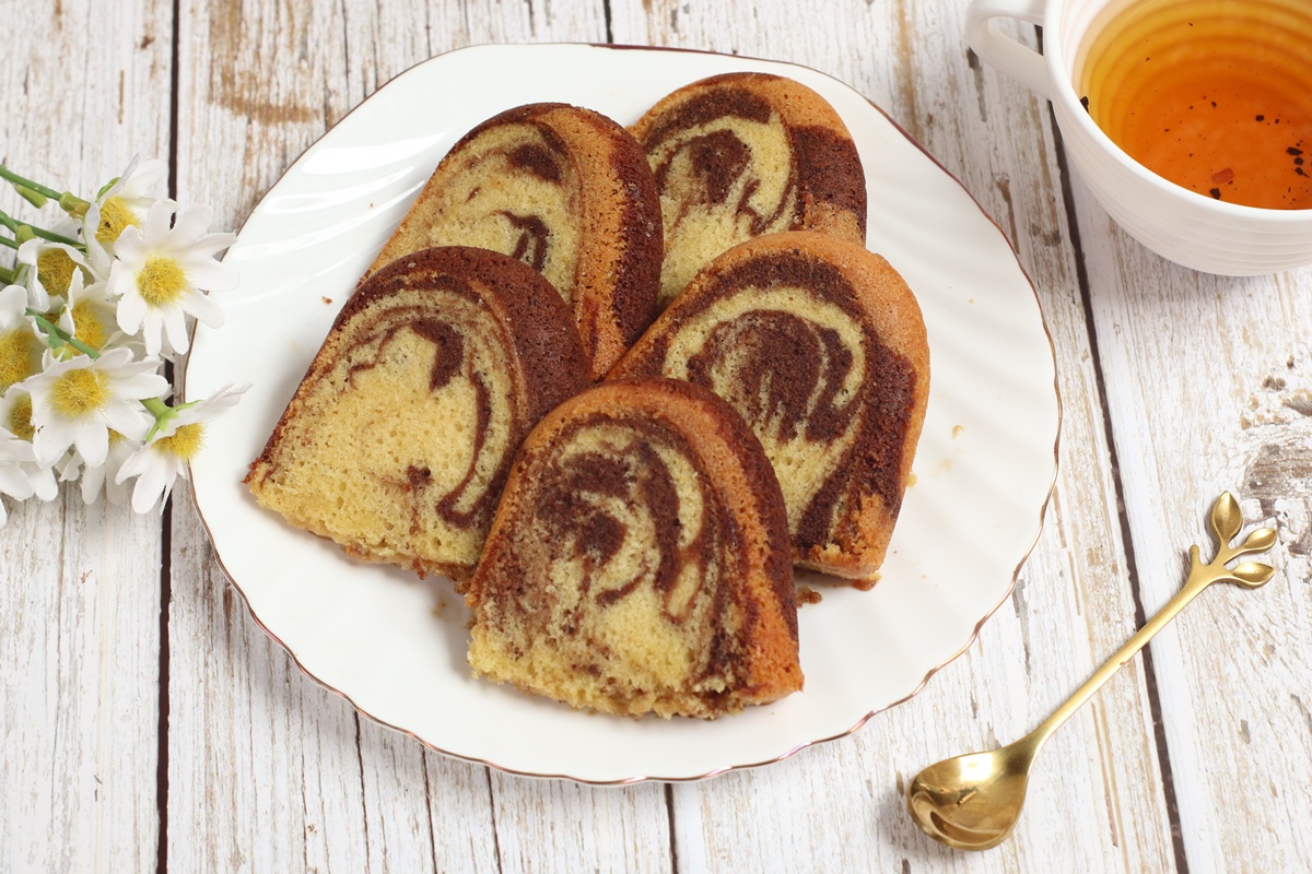 Porții de chec guguluf marmorat și aromat