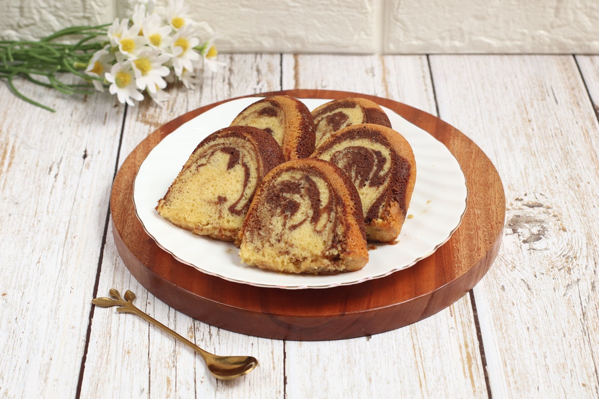 Porții de chec marmorat