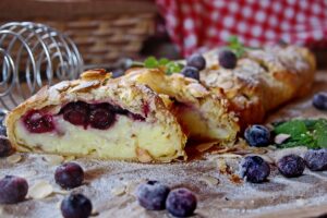 Ștrudel cu brânză și afine porționat