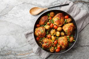 Pulpe cu legume la în cratiță neagră și o lingură