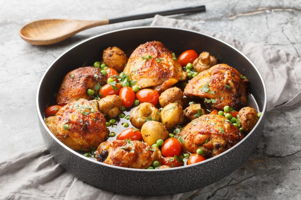 Pulpe de pui cu legume la cuptor, în cratiță