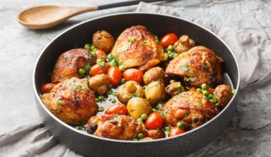 Pulpe de pui cu legume la cuptor, în cratiță