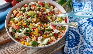 Salată de orez cu legume proaspete și brânză feta