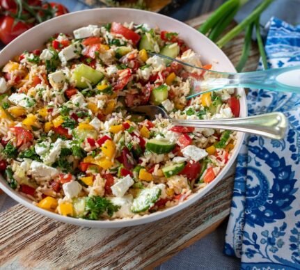 Salată de orez cu legume proaspete și brânză feta