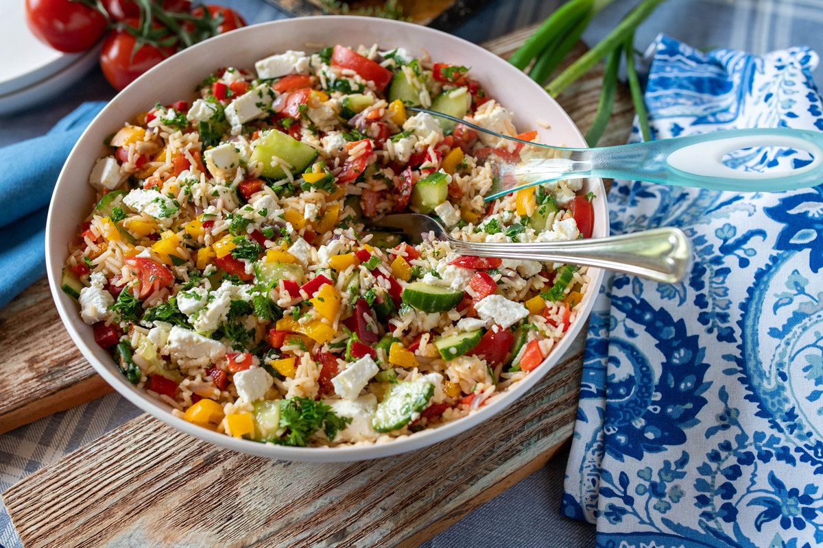 Salată de orez cu legume proaspete și brânză feta