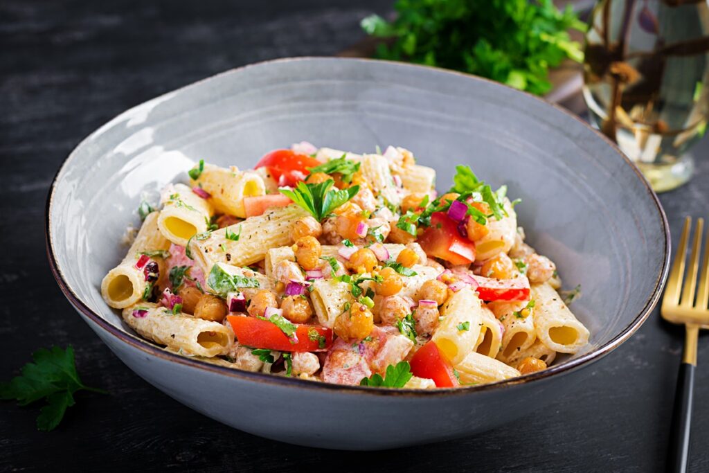 Salată de paste cu năut și dressing cremos