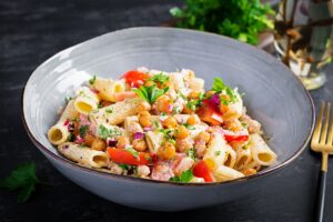 Salată de paste cu năut și dressing cremos