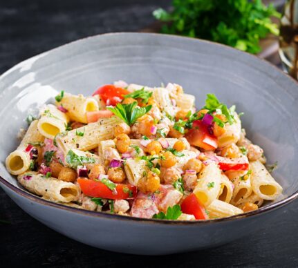 Salată de paste cu năut și dressing cremos