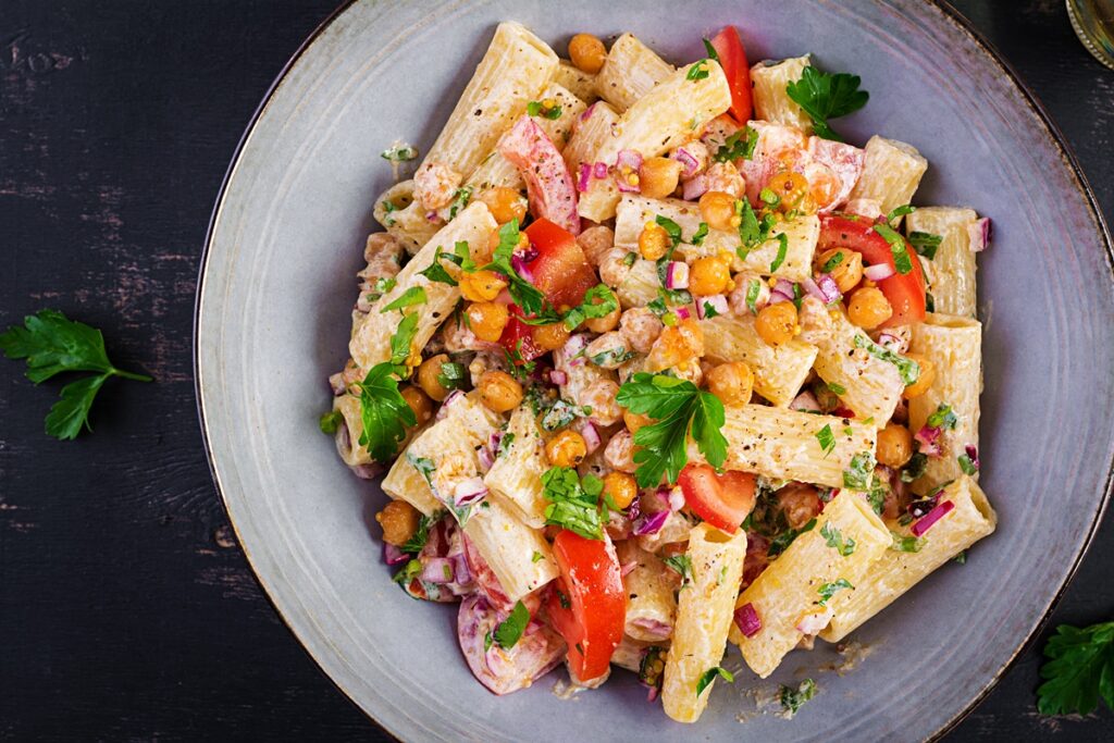 Salată de paste cu năut și dressing cremos