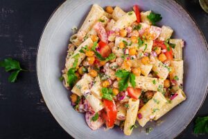 Salată de paste cu năut și dressing cremos