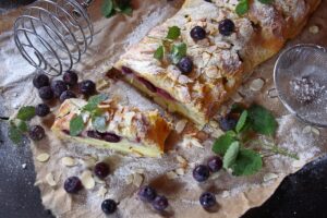 Ștrudel cu afine și brânză