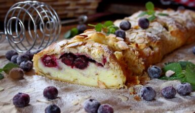 Ștrudel cu brânză și afine porționat