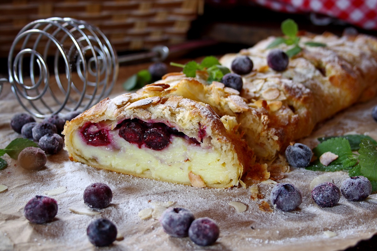 Ștrudel cu brânză și afine porționat