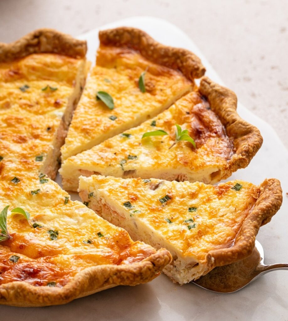 Tartă cu brânză și somon porționată