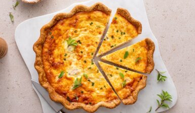 Tartă cu brânză și somon porționată