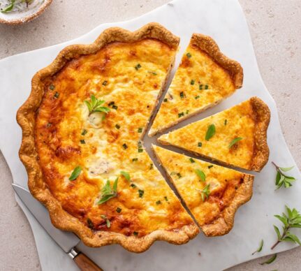 Tartă cu brânză și somon porționată