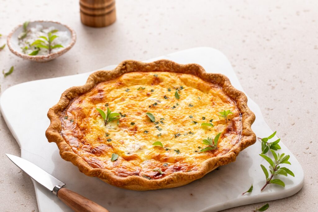 Tartă cu somon și brânză pe un platou