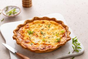 Tartă cu somon și brânză pe un platou