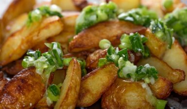 Cartofi la cuptor cu usturoi verde