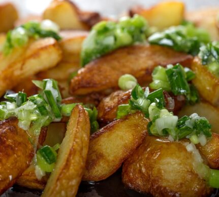 Cartofi la cuptor cu usturoi verde