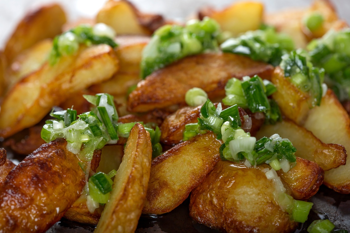 Cartofi la cuptor cu usturoi verde