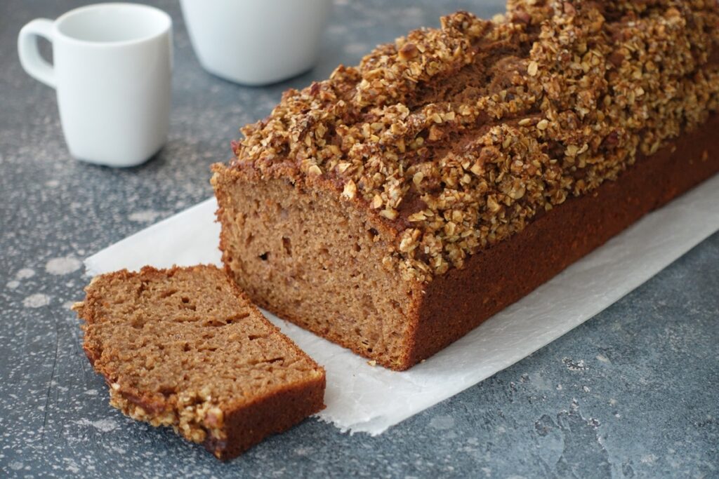 Chec de post cu banane și crustă de nuci porționat pe o hârtie albă