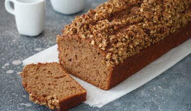 Chec de post cu banane și crustă de nuci porționat pe o hârtie albă