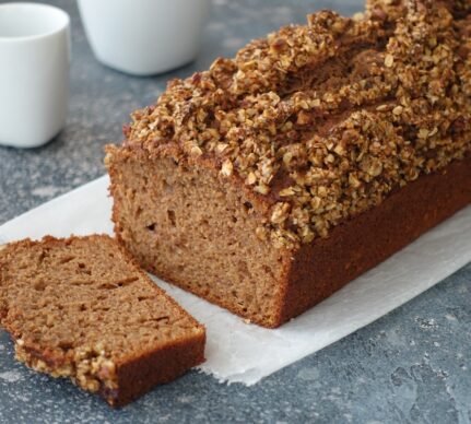 Chec de post cu banane și crustă de nuci porționat pe o hârtie albă