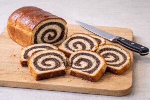 Cozonac spirală de post porționat pe un tocător