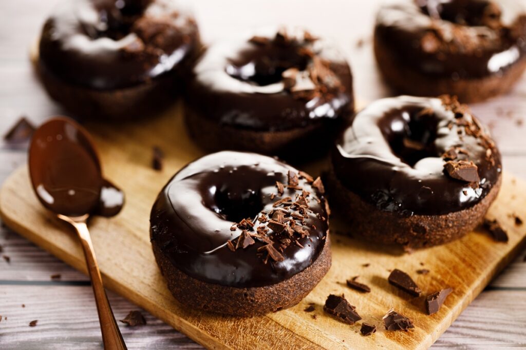 Gogoși de post cu cacao și glazură de ciocolată