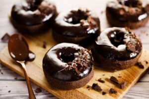 Gogoși de post cu cacao și glazură de ciocolată