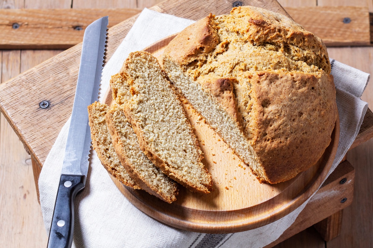 Pâine cu bicarbonat de sodiu porționată pe un tocător