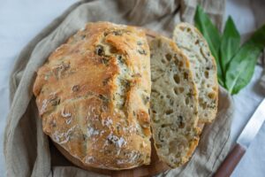 Pâine cu leurdă în aluat, feliată