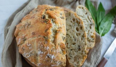 Pâine cu leurdă în aluat, feliată