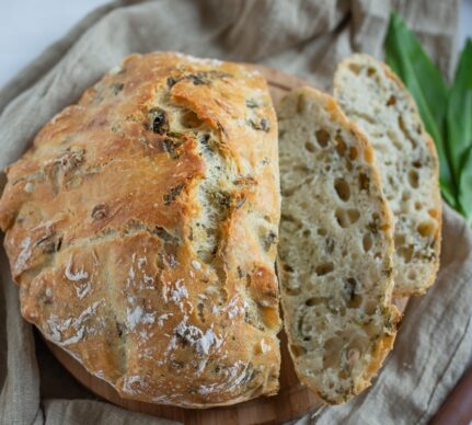 Pâine cu leurdă în aluat, feliată