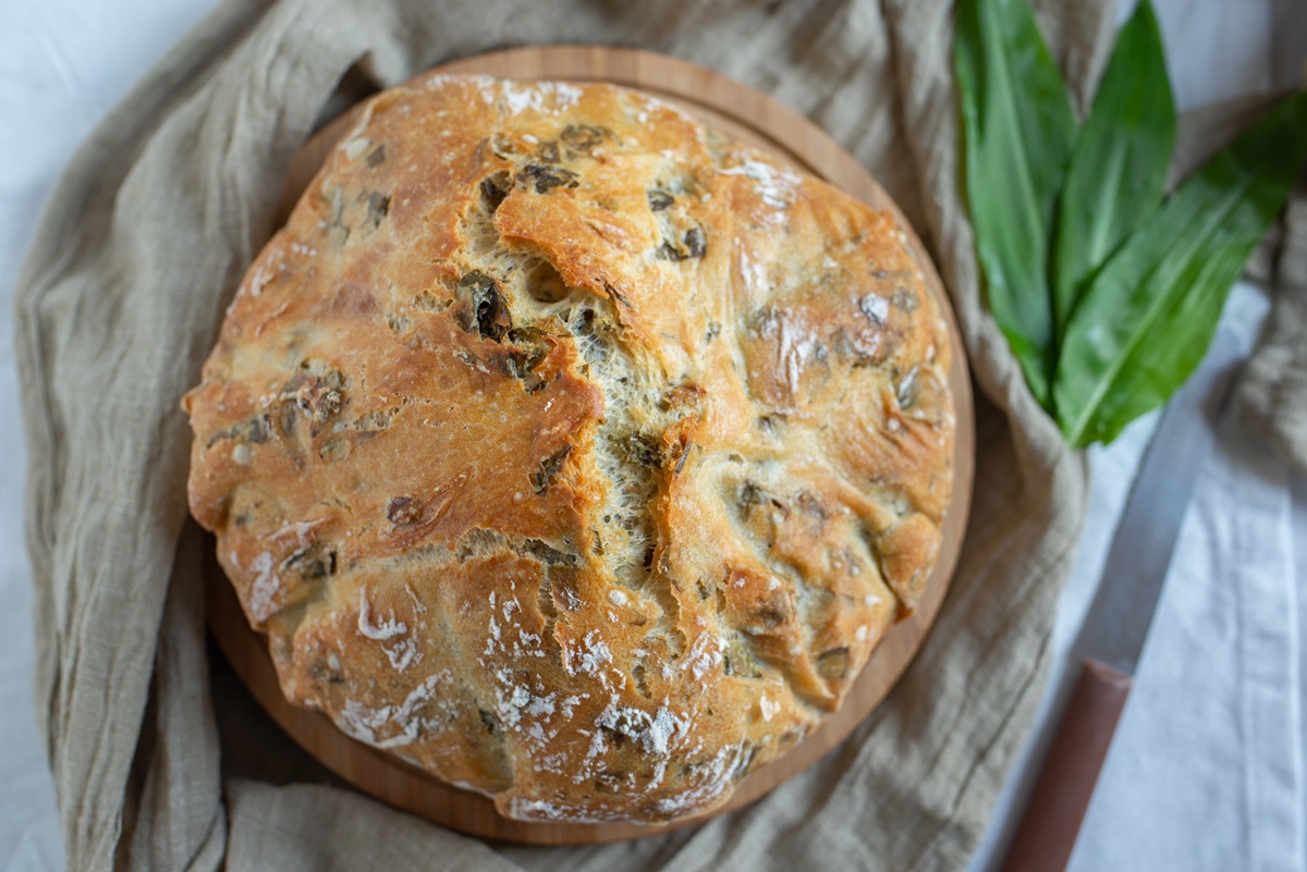 Pâine de casă cu leurdă în aluat