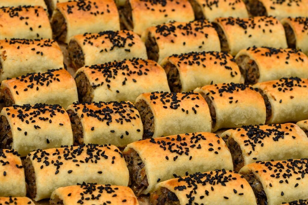 Pateuri cu varză călită și ciuperci presărate cu susan negru