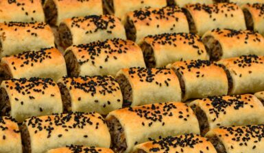 Pateuri cu varză călită și ciuperci presărate cu susan negru