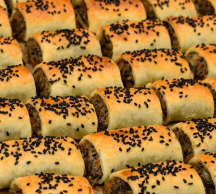 Pateuri cu varză călită și ciuperci presărate cu susan negru