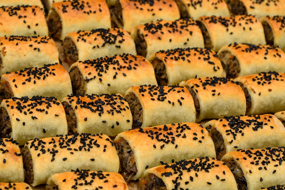 Pateuri cu varză călită și ciuperci presărate cu susan negru