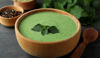 Bol cu piure cremos de urzici în varianta de post