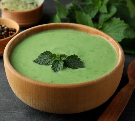 Bol cu piure cremos de urzici în varianta de post
