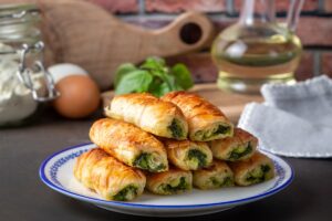 Rulouri din foietaj umplute cu spanac și brânză