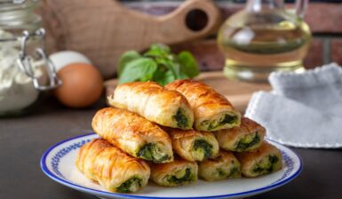 Rulouri din foietaj umplute cu spanac și brânză