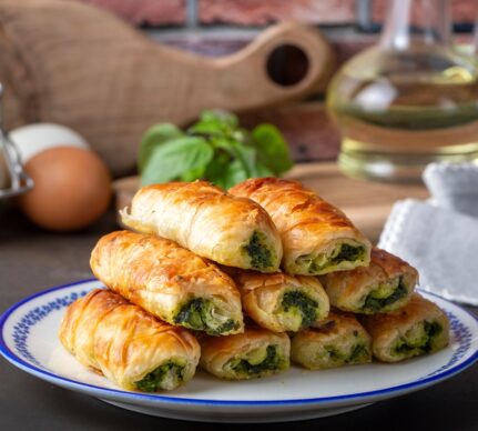 Rulouri din aluat foietaj umplute cu spanac și brânză