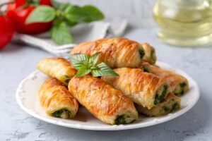 Rulouri din aluat foietaj umplute cu spanac și brânză